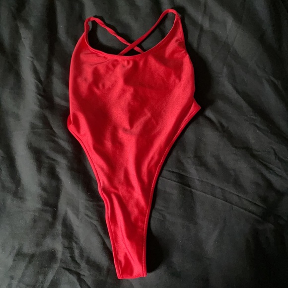 One-Piece Thong Bikini - Baywatch - Picture 4 of 6